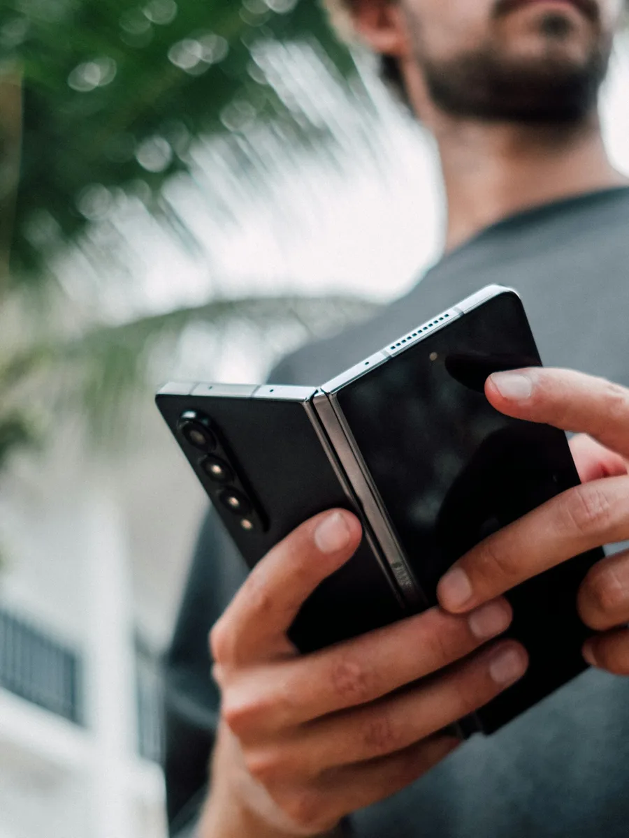 Un homme ouvre un smartphone pliant entre ses mains
