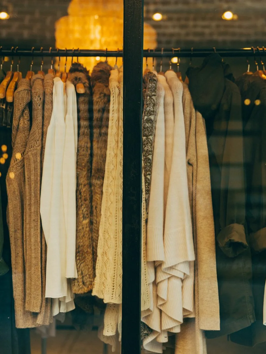 Une rangée de vêtements suspendus dans une boutique