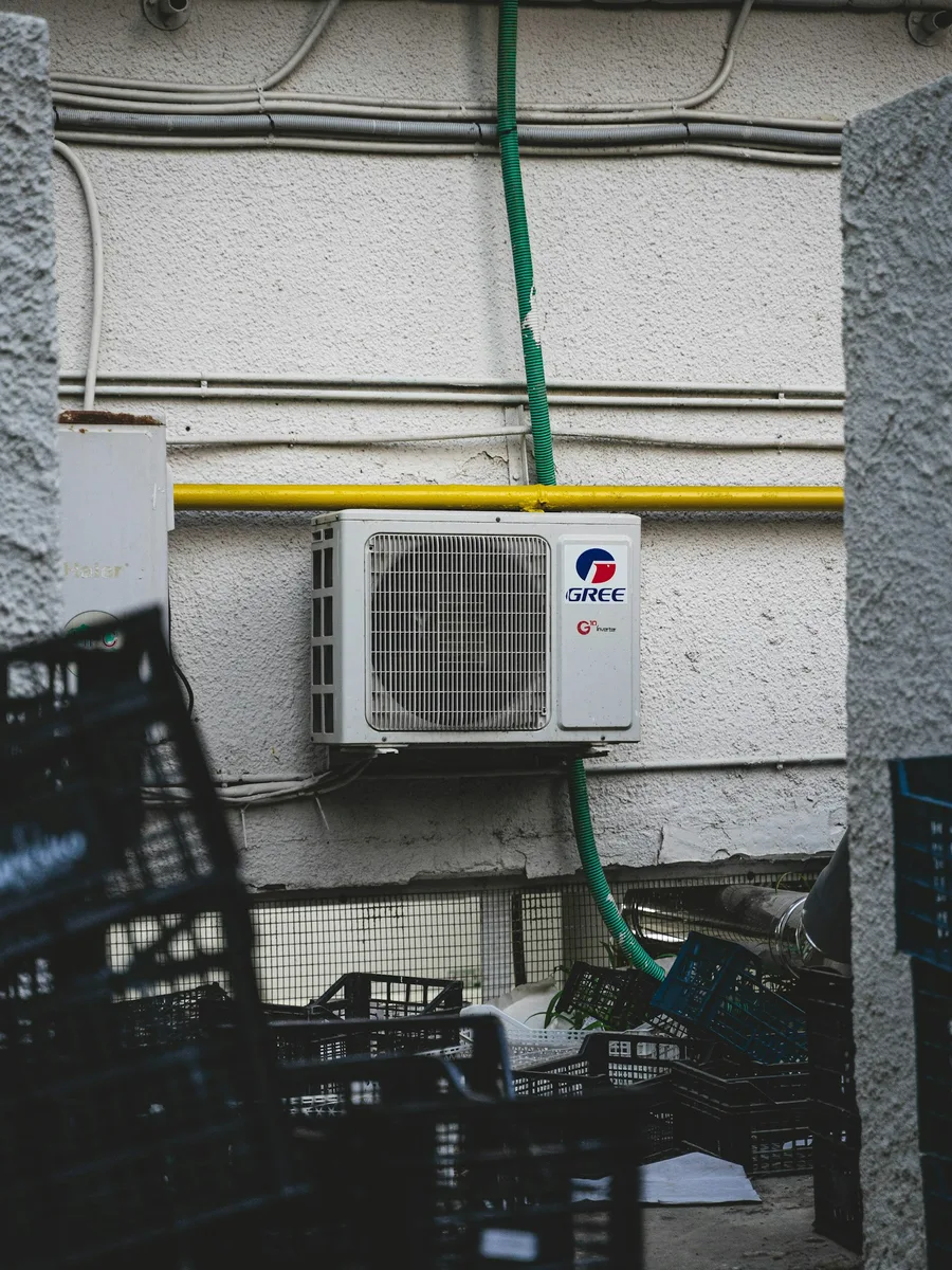 Une unité extérieure de climatisation installée sur un bâtiment