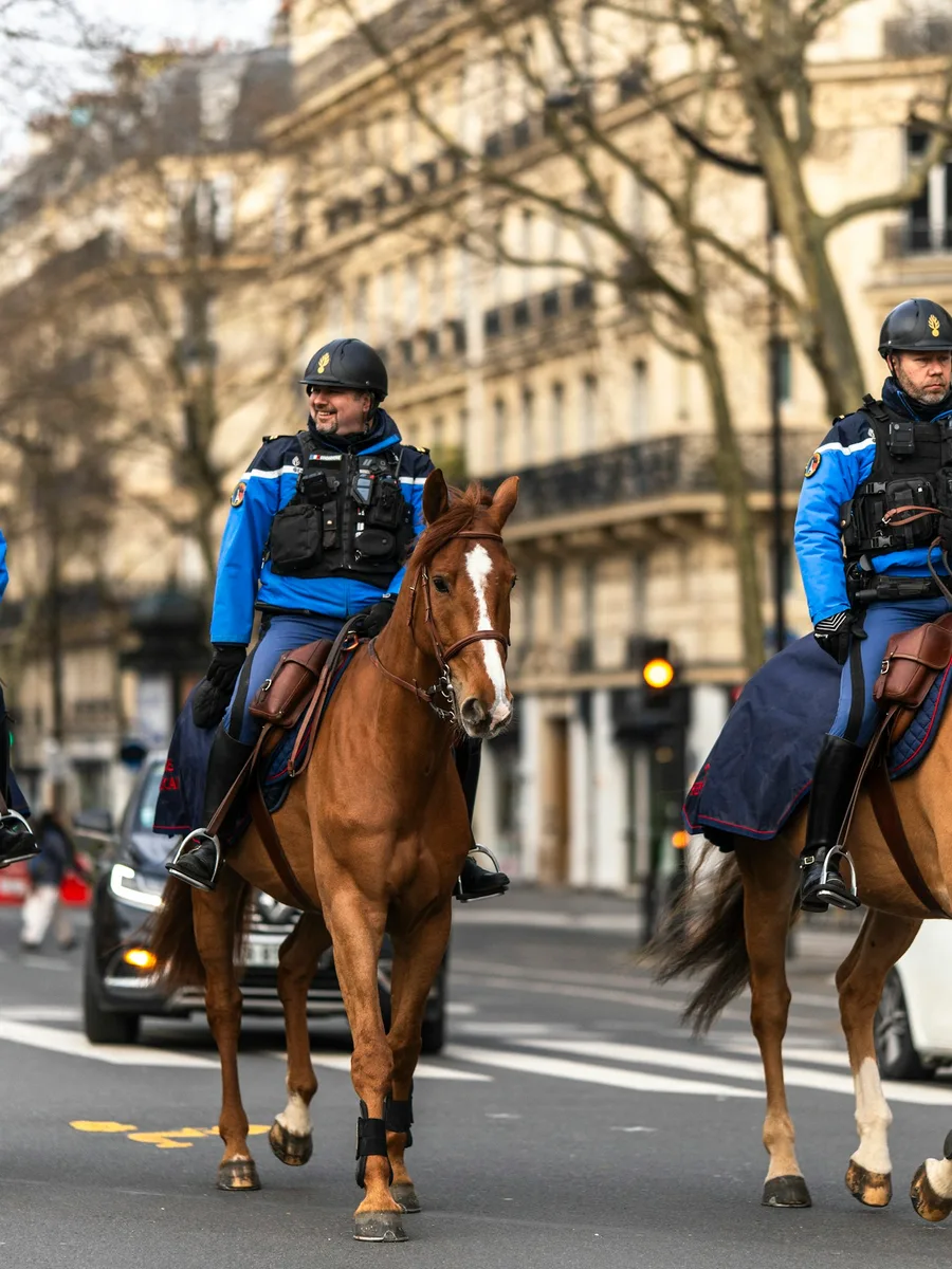 Des policiers à cheval patrouillent dans une rue de Paris