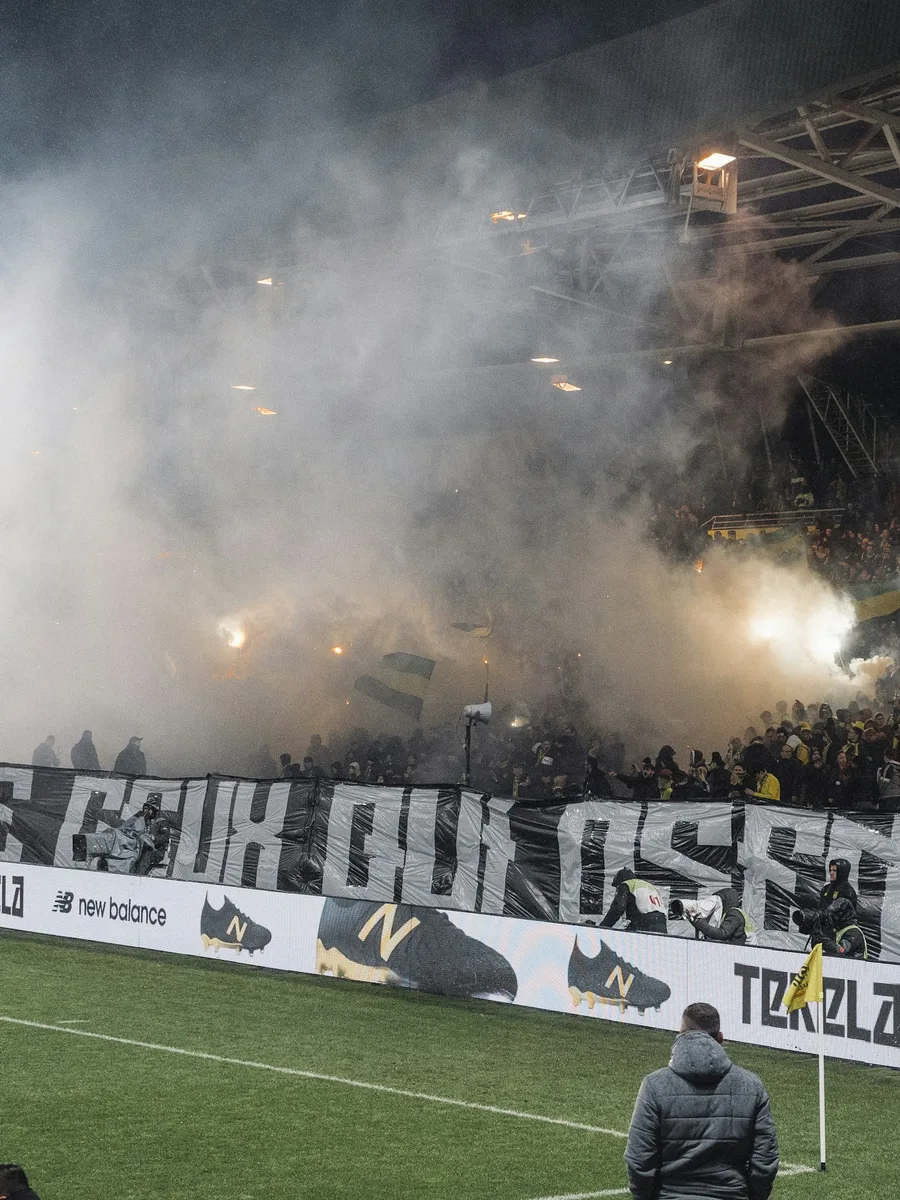 Fumigènes et banderoles dans la tribune des supporters du FC Nantes au stade de la Beaujoire