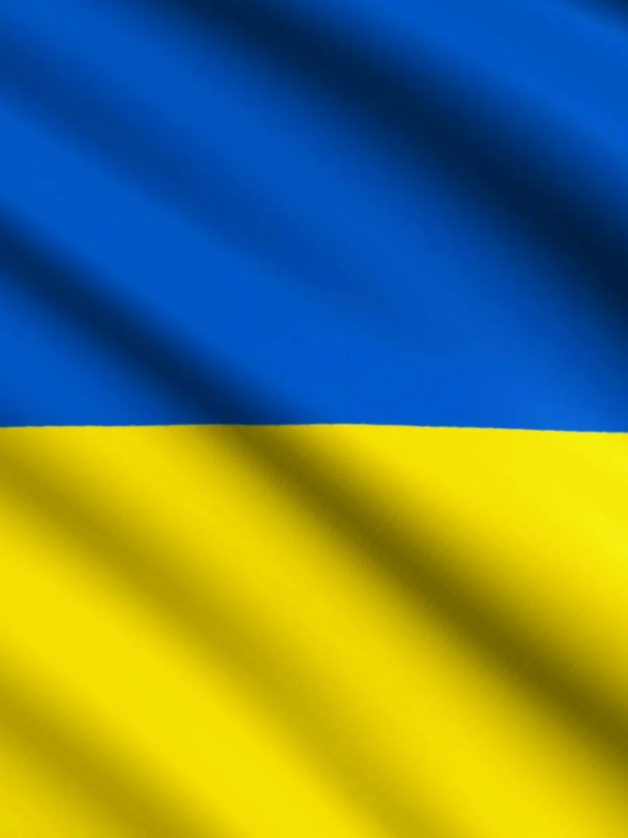 Le drapeau bleu et jaune de l'Ukraine flotte au vent
