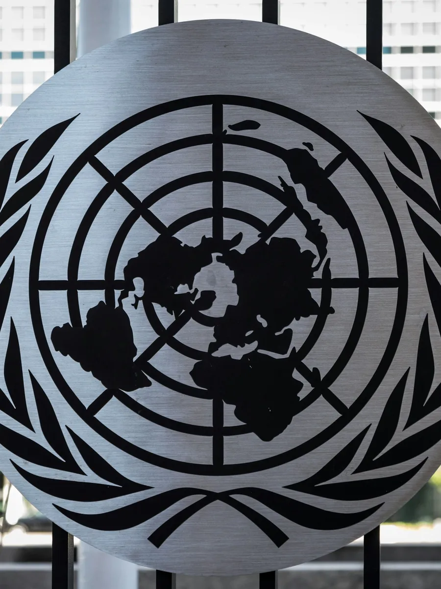 L'emblème des Nations unies exposé devant une fenêtre au siège de l'ONU