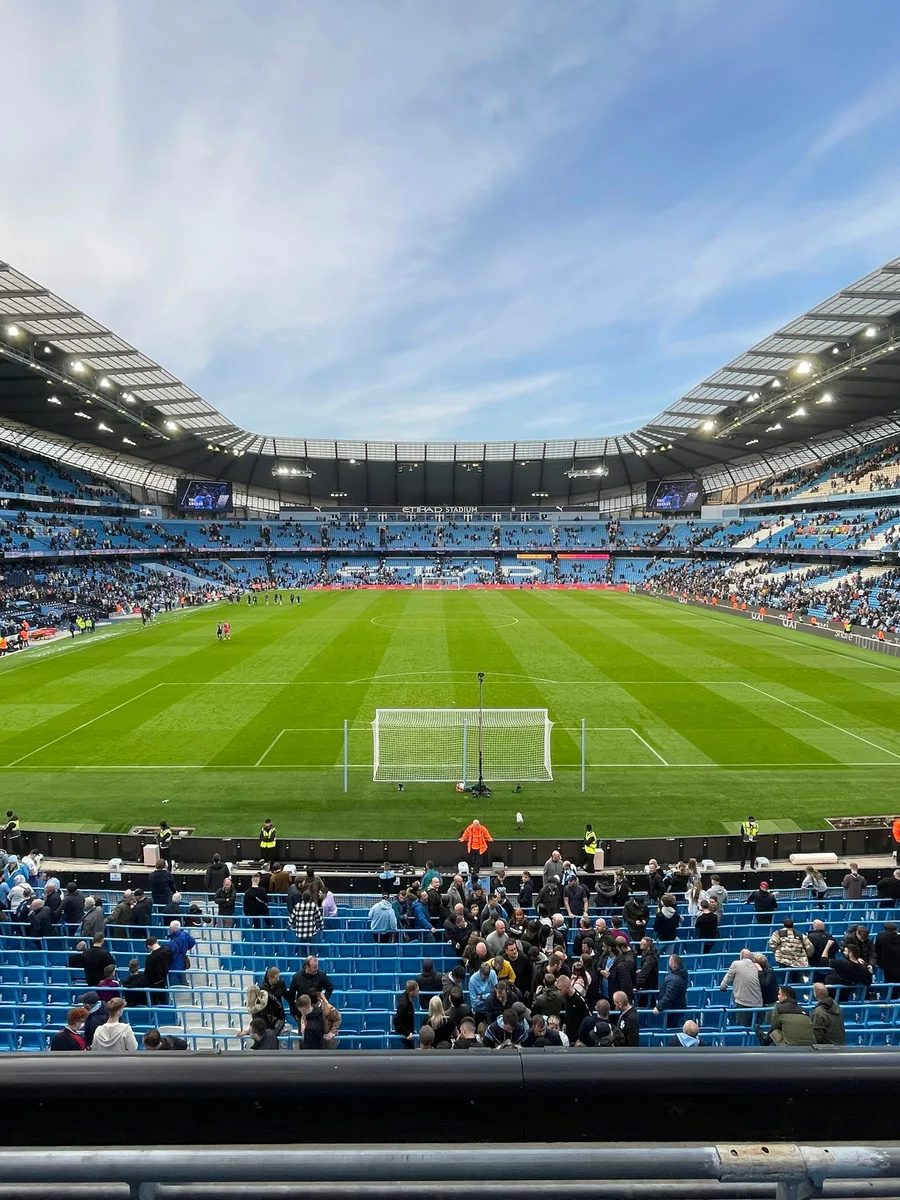 Les tribunes et la pelouse de l'Etihad Stadium de Manchester remplis de spectateurs pendant un match