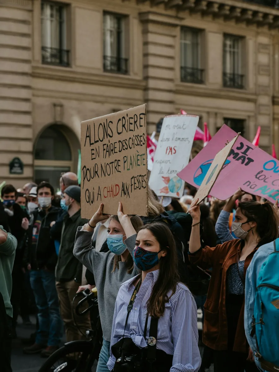 Des manifestants brandissent des pancartes devant un immeuble parisien