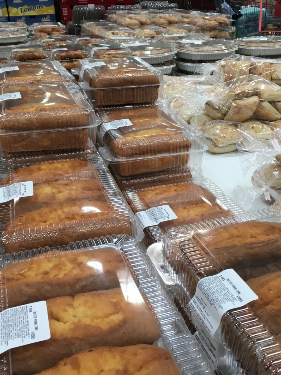 Gâteaux dans des barquettes transparentes en rayon de supermarché, photo d’illustration.