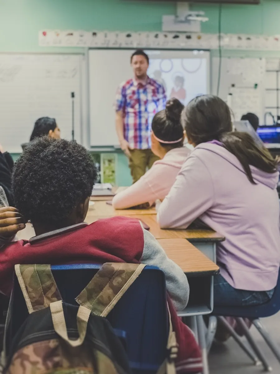 Un enseignant échange avec des élèves dans une salle de classe