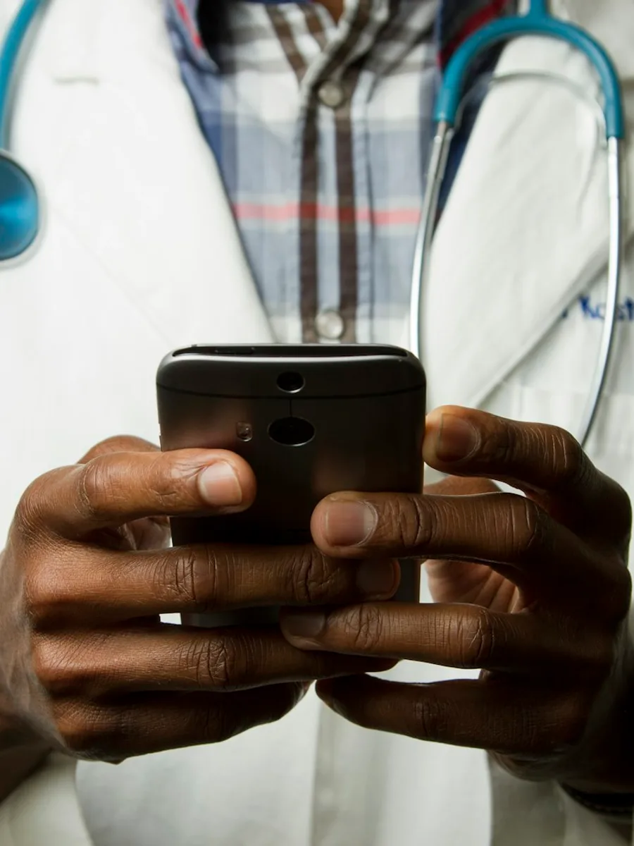 Une professionnelle de santé porte un stéthoscope
