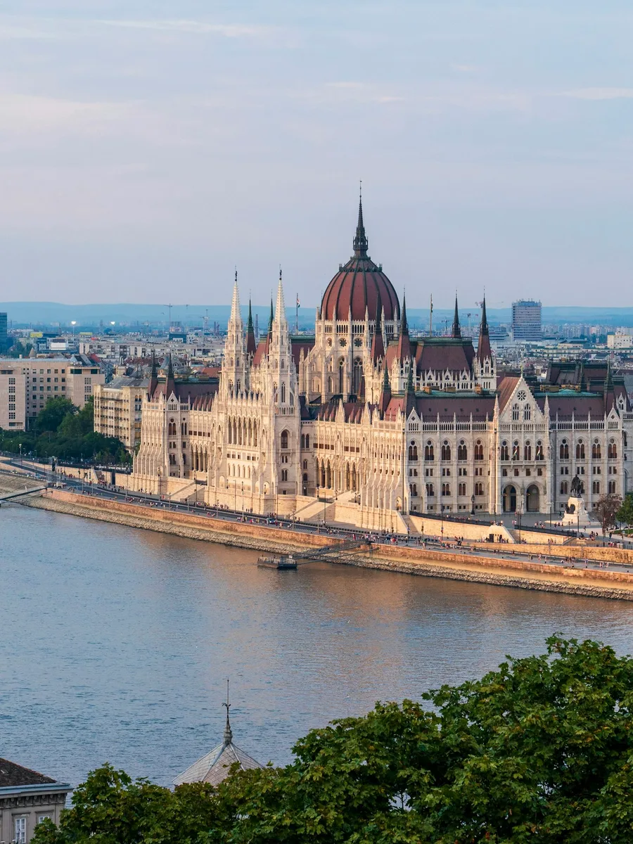 Le Parlement hongrois au bord du Danube, à Budapest, vu en journée