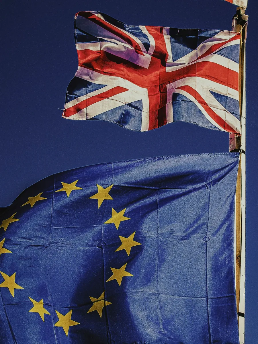 Un drapeau britannique flotte au-dessus d'un drapeau de l'Union européenne