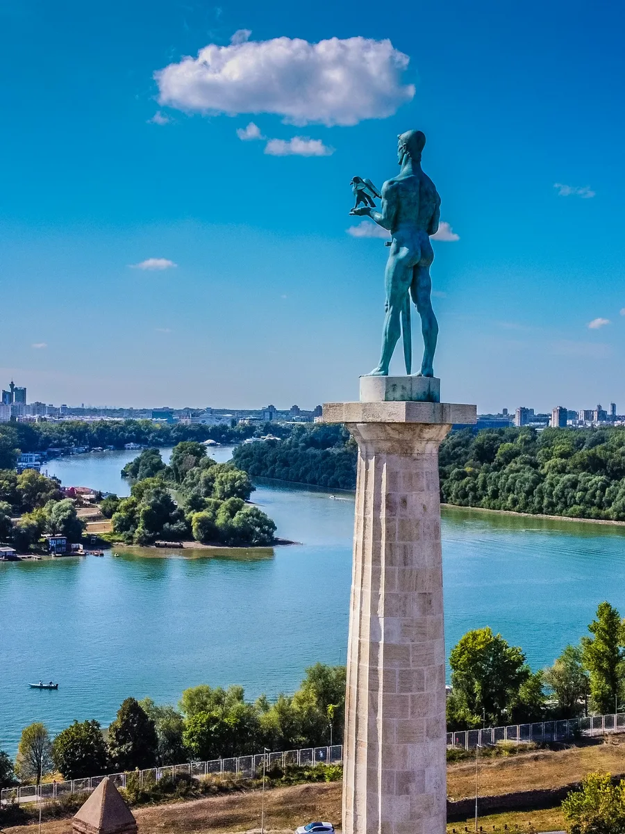La statue du Vainqueur sur sa haute colonne, dans la forteresse de Kalemegdan, au-dessus du confluent de la Save et du Danube