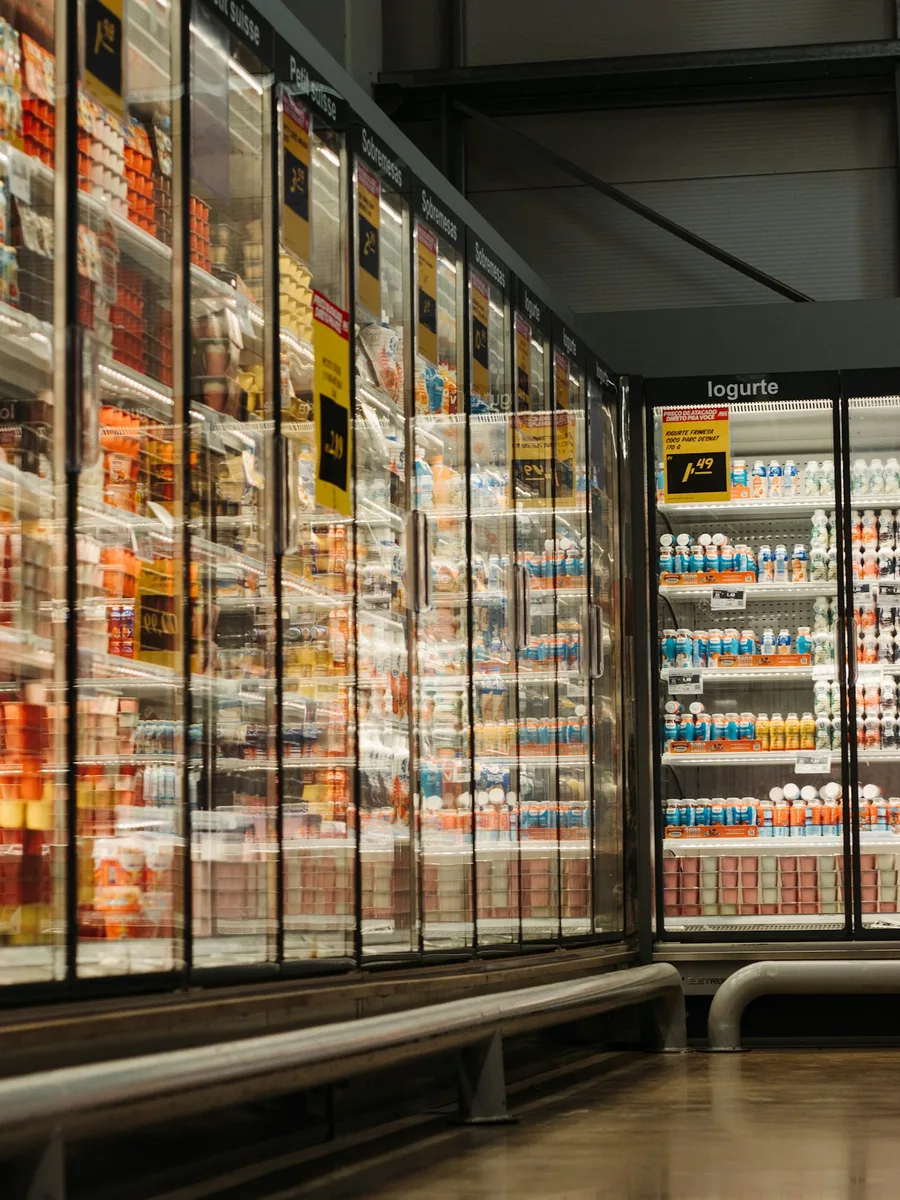 Vitrines réfrigérées remplies de yaourts dans un supermarché.