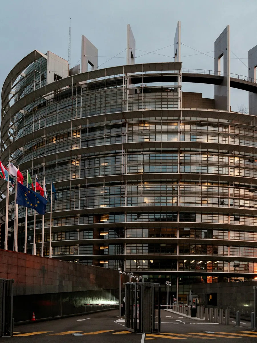 Le bâtiment du Parlement européen à Strasbourg, avec des drapeaux devant sa façade
