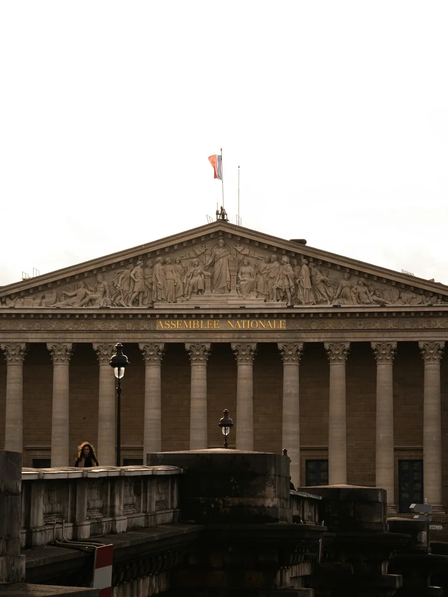 La façade à colonnes du Palais Bourbon, siège de l'Assemblée nationale, à Paris