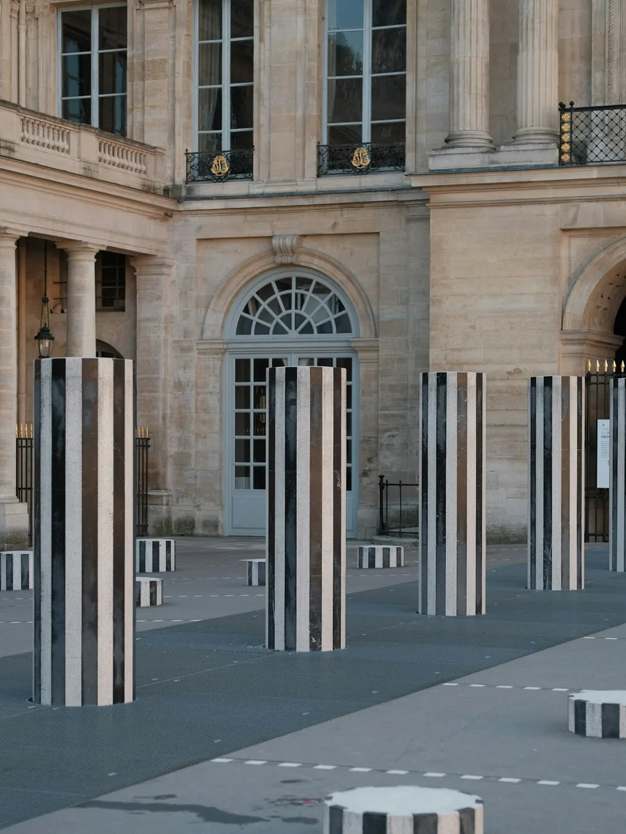 Les colonnes rayées noir et blanc de Daniel Buren dans la cour du Palais-Royal, à Paris, devant la façade du palais