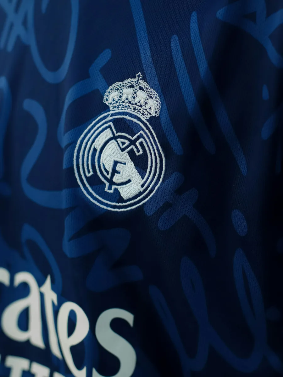 Gros plan sur l'écusson brodé d'un maillot bleu marine du Real Madrid