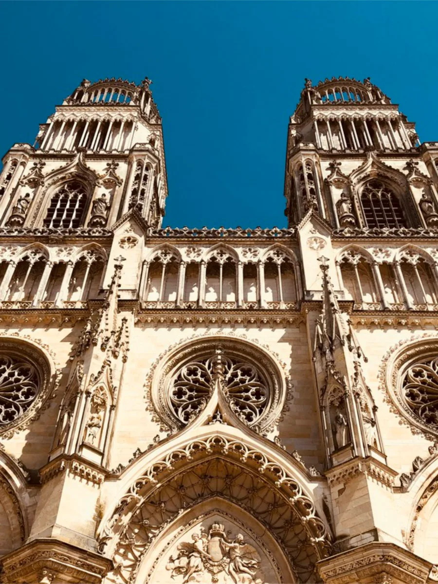 Les tours de la cathédrale Sainte-Croix d'Orléans sous un ciel bleu