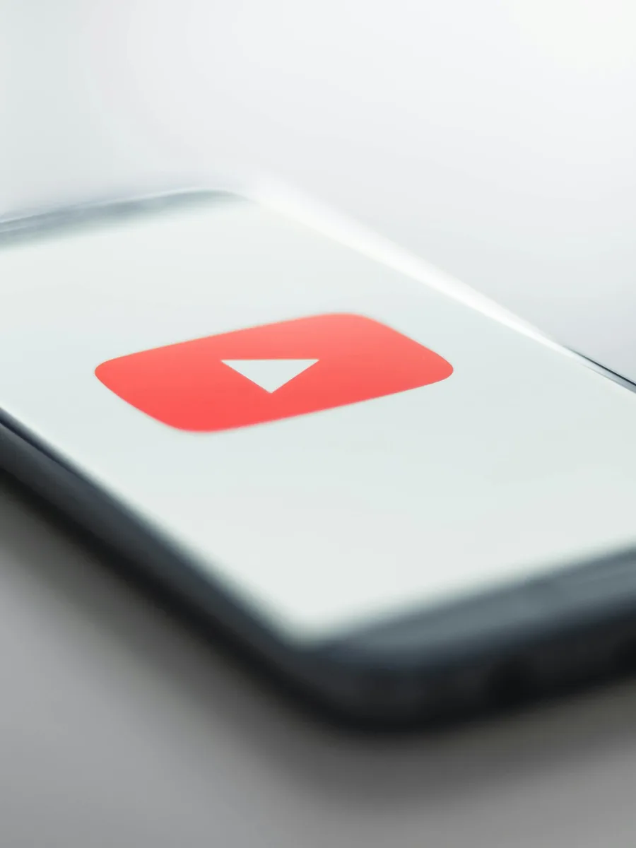Gros plan sur un smartphone affichant le logo rouge de YouTube