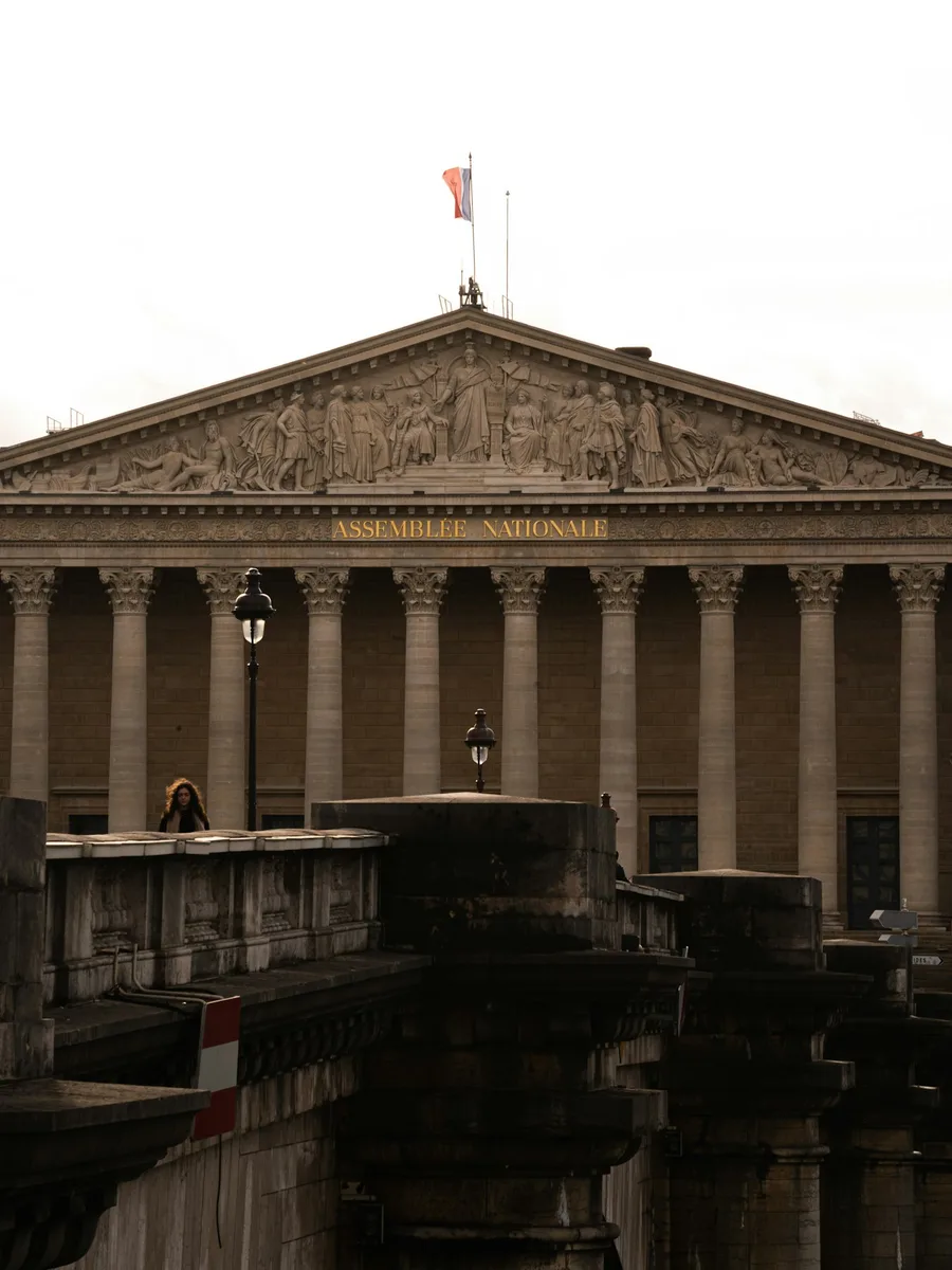 La façade à colonnes du Palais Bourbon, siège de l'Assemblée nationale, avec son fronton sculpté
