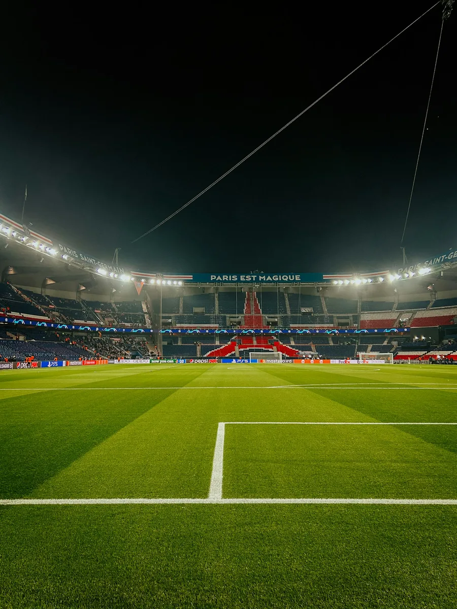 La pelouse du Parc des Princes de nuit, sous les projecteurs, tribunes vides