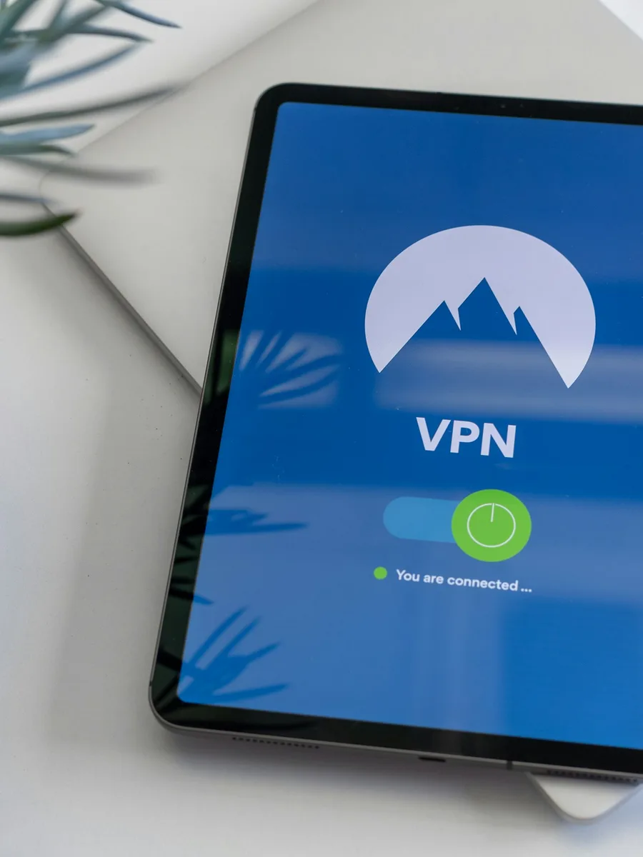 Une tablette affichant l'écran de connexion d'une application VPN