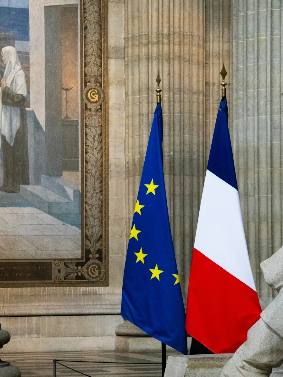 Les drapeaux européen et français dressés côte à côte devant une colonne