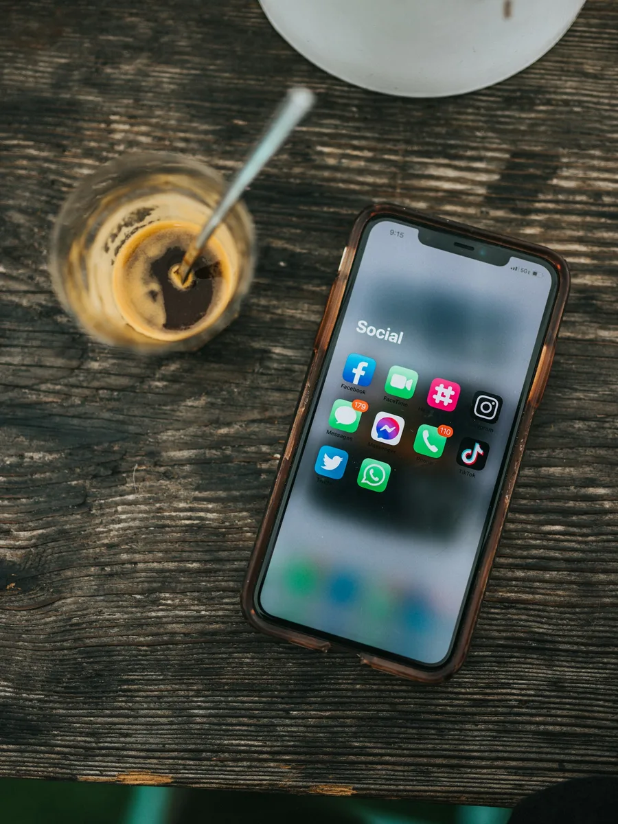 Les icônes de plusieurs réseaux sociaux affichées sur un téléphone