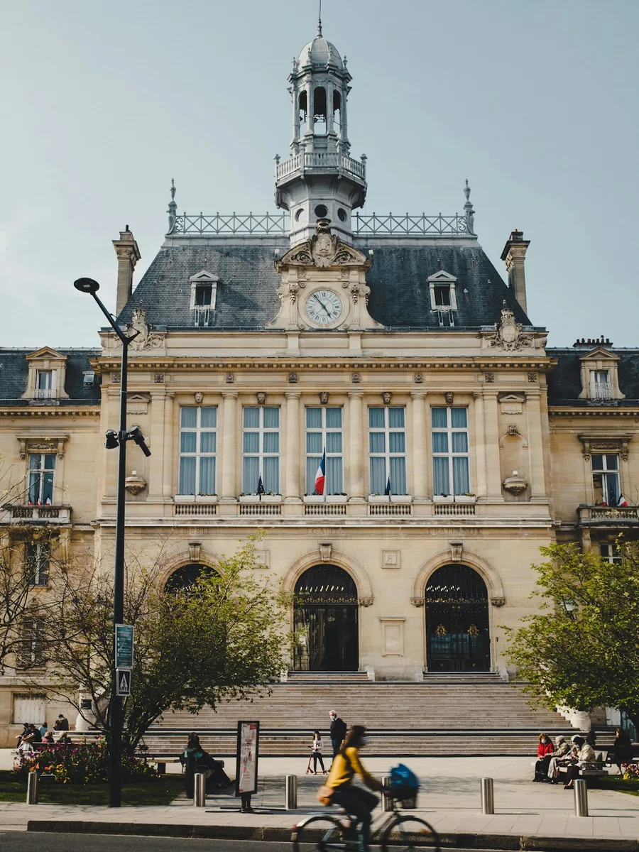Façade de style Belle Époque surmontée d'un campanile, à Asnières-sur-Seine.