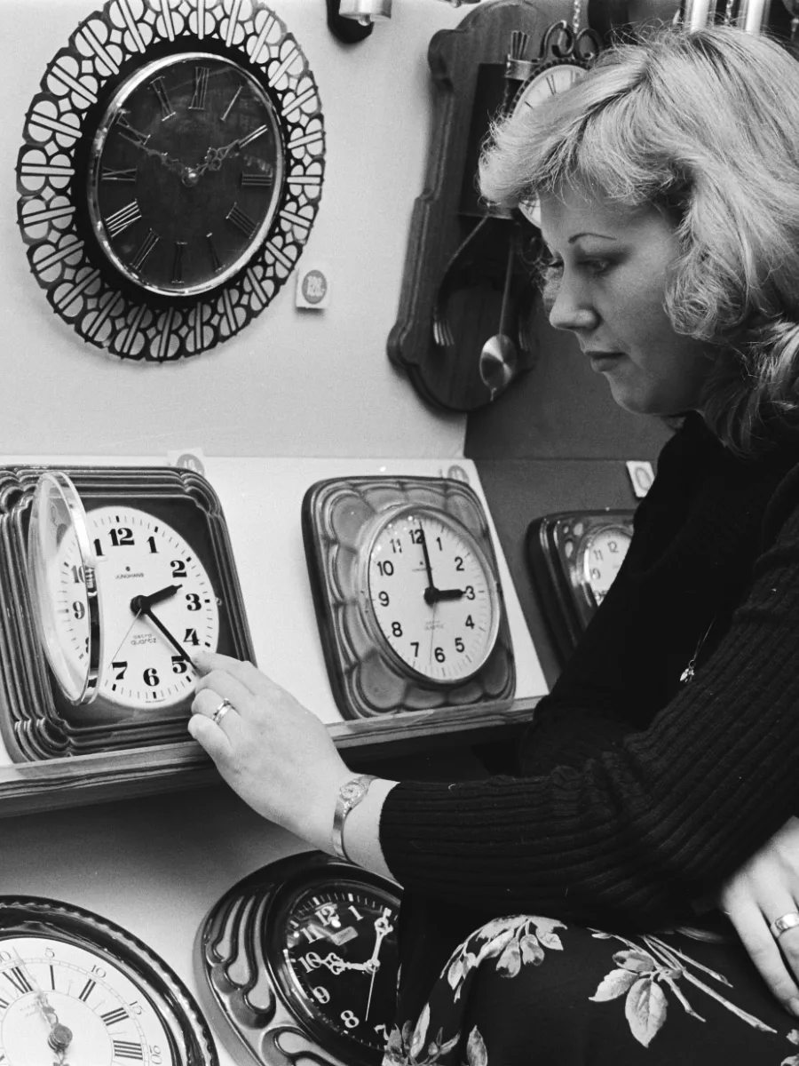 Archive de 1978 aux Pays-Bas : une femme règle une horloge pour le passage à l’heure d’été.